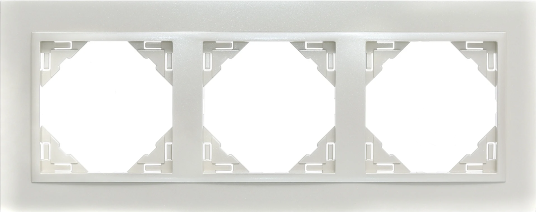 Рамка потрійна універсальна LOGUS перлинний металік перламутровий (90930 TPP) купити