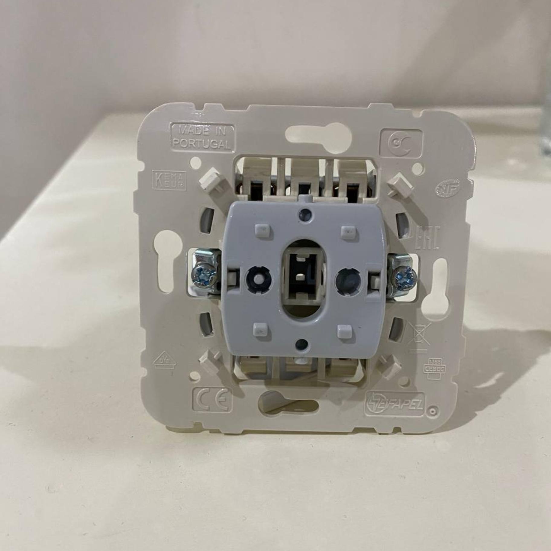 Механізм вимикача 1кл перехресного LOGUS 10АХ, 250V (21051) купити